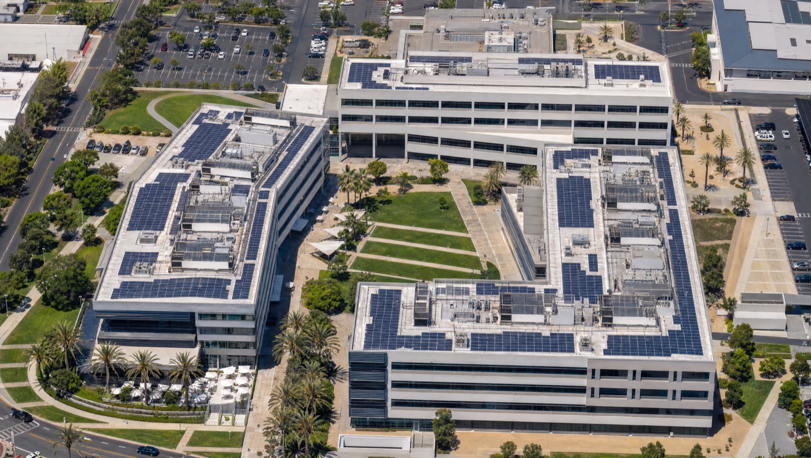 Commercial rooftop solar array on a large federal facility